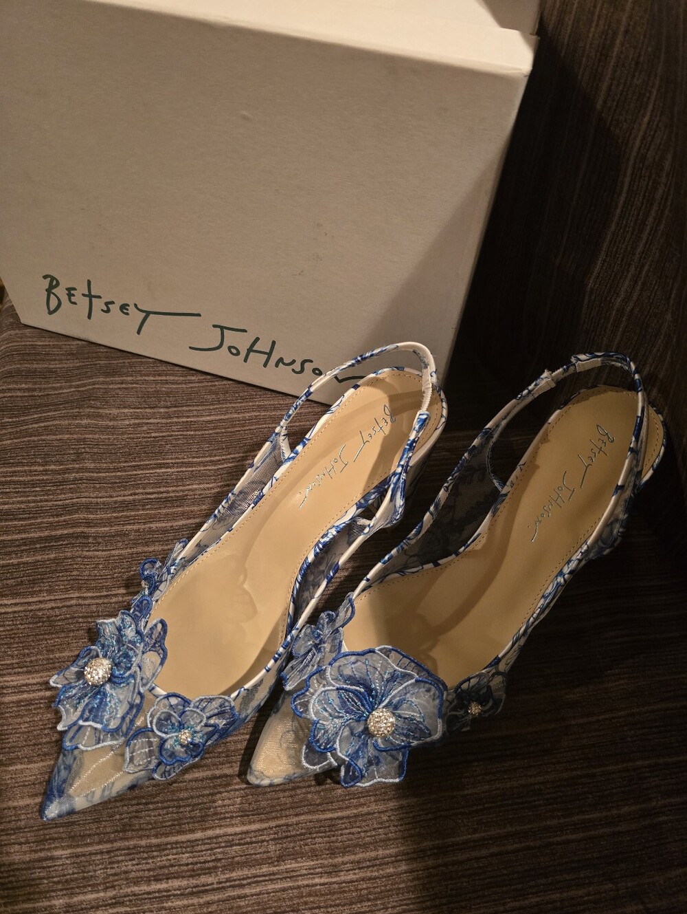 NWT Betsey Johnson Petra WHT/BLU FLORALEmbellished Slingback Heels, Size 9.5 - Picture 3 of 16